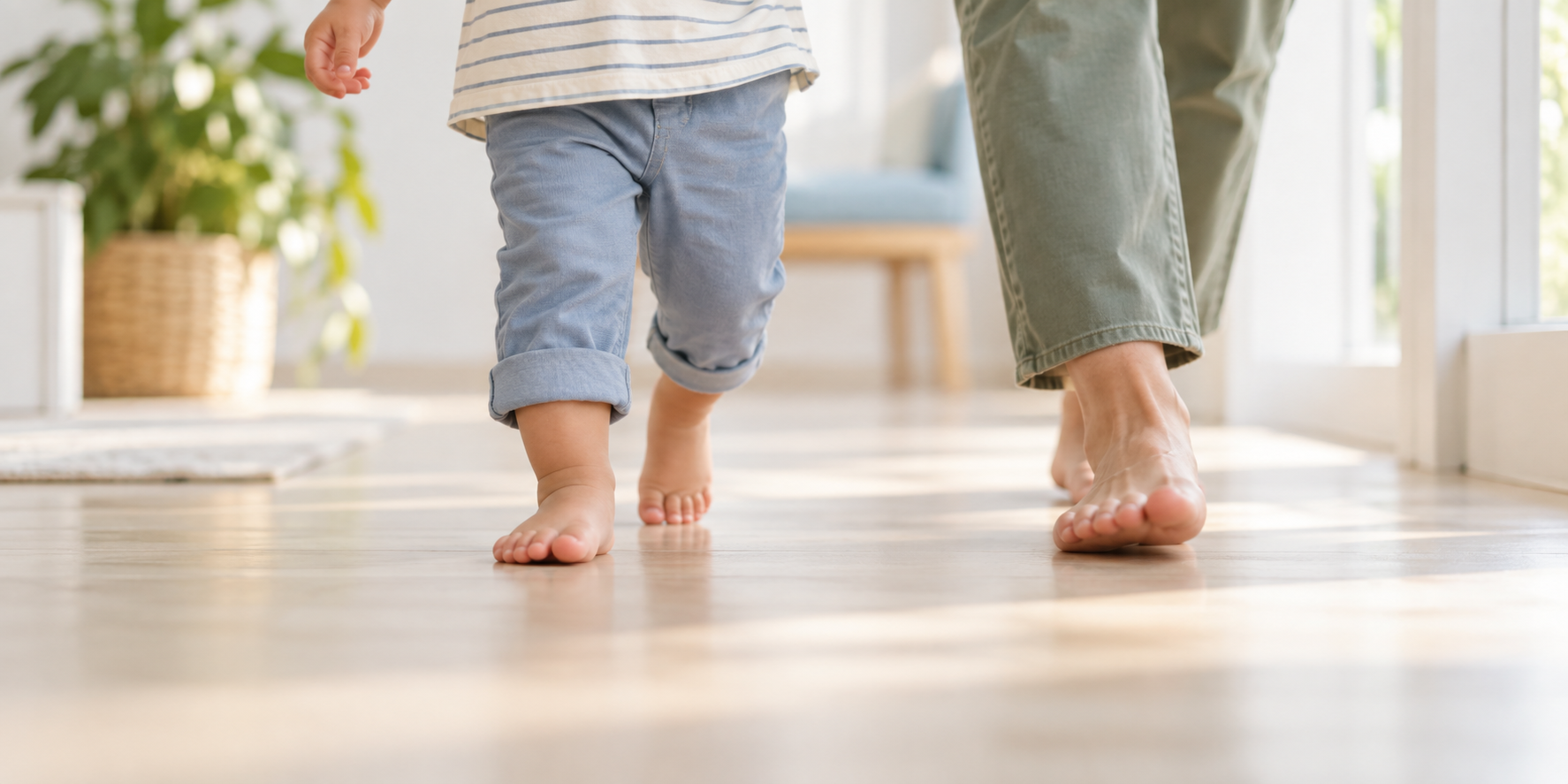 Bambino che cammina a piedi nudi accanto a un adulto